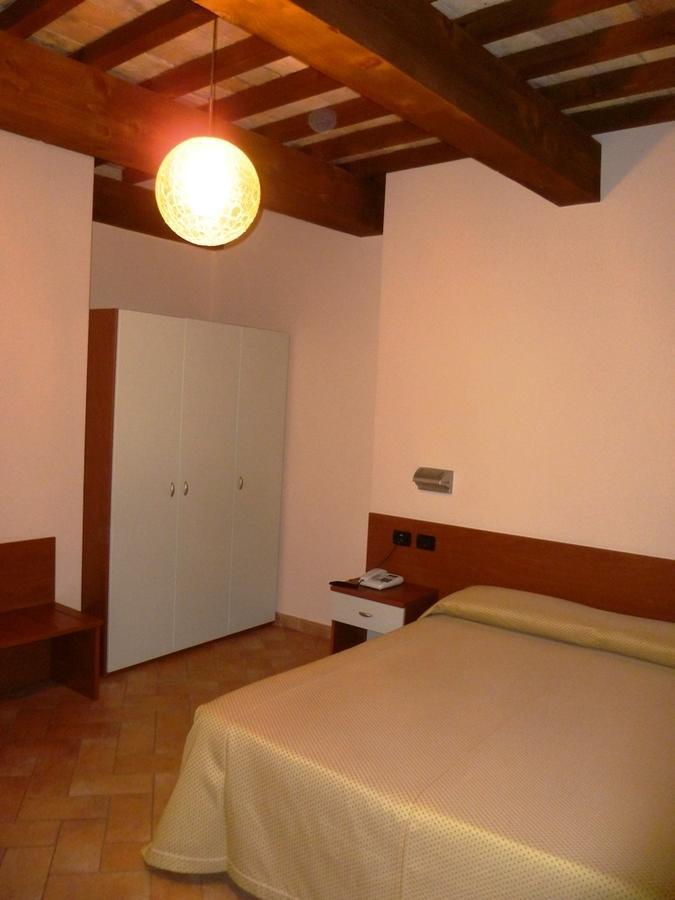 Hotel Santa Chiara Сант'Анджело-ин-Вадо Экстерьер фото