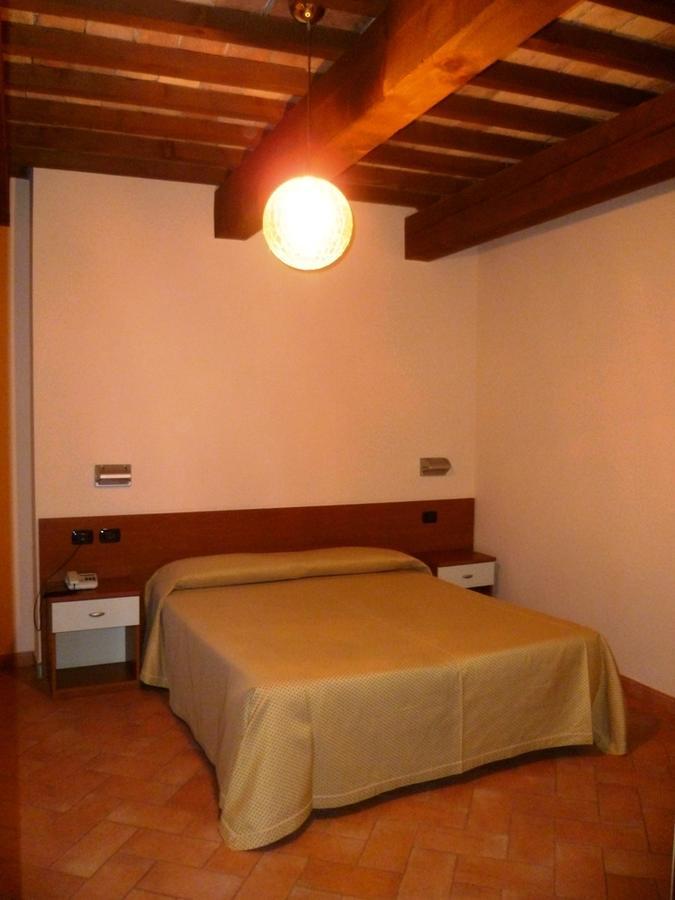 Hotel Santa Chiara Сант'Анджело-ин-Вадо Номер фото